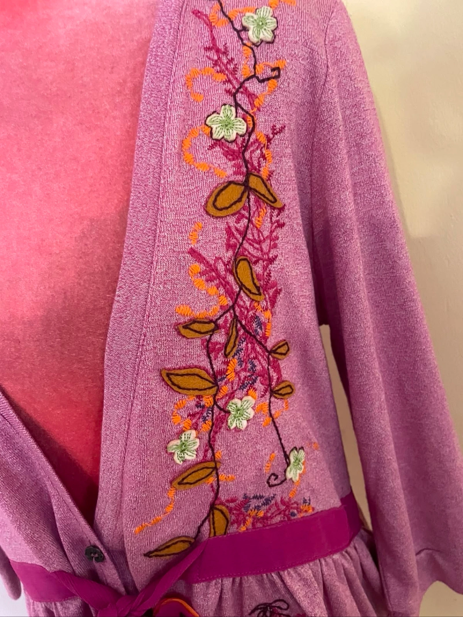 Cardigan Boho Rosa Lilás com Bordado Floral e Cinto Fúcsia  – photo 2